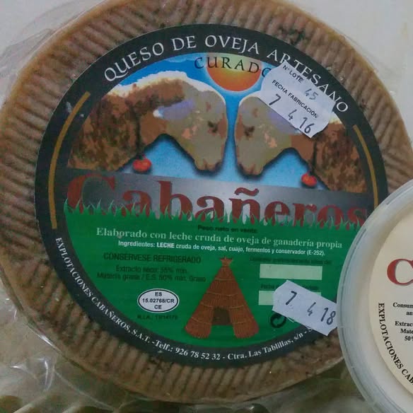 Queso de oveja artesano curado Cabañeros, con etiqueta verde
