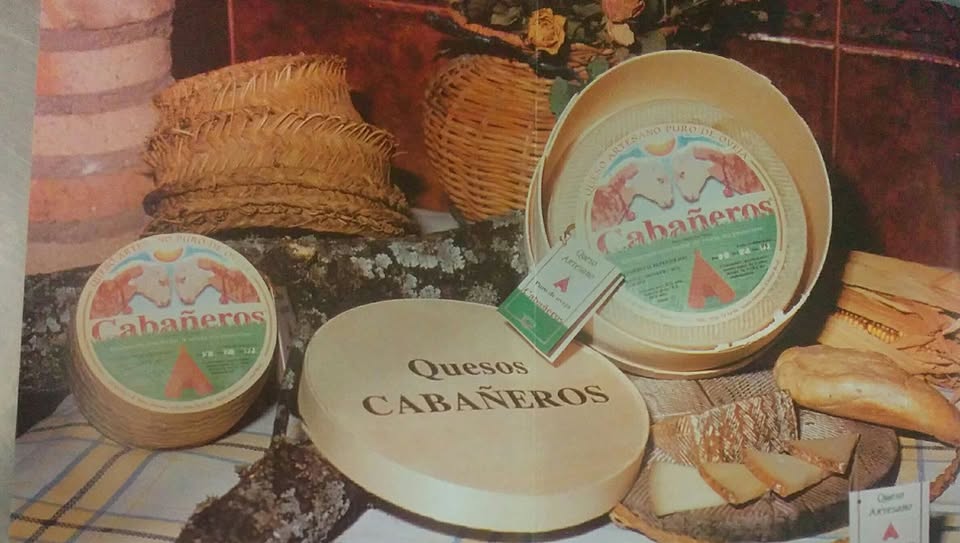 Selección de Quesos Cabañeros con sus etiquetas y estuches originales