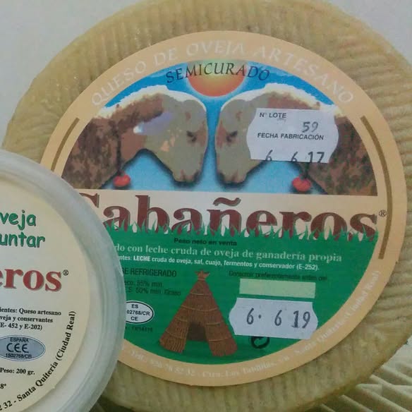 Queso de oveja artesano semicurado Cabañeros, con etiqueta de color crema